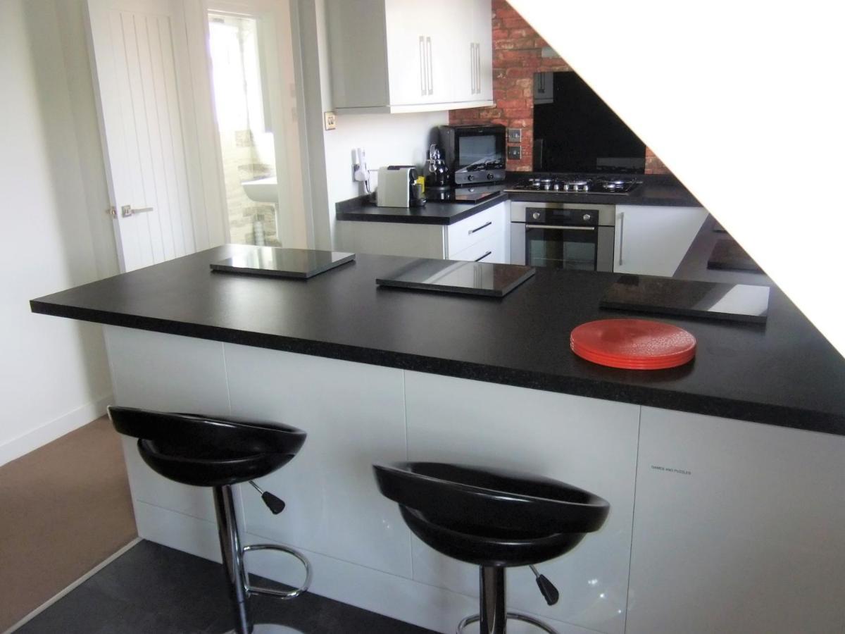 The Hideaway - Luxury Self Catering Coastal Apartment With Private Entrance & Key Box Entry Just A Few Minutes Walk To The Beach, Solent Way Walk, Shops And Many Eateries & Bars - Free Off Road Parking,Full Kitchen, Lounge,Bedroom , Bathroom & Wi-Fi Lymington Exterior foto