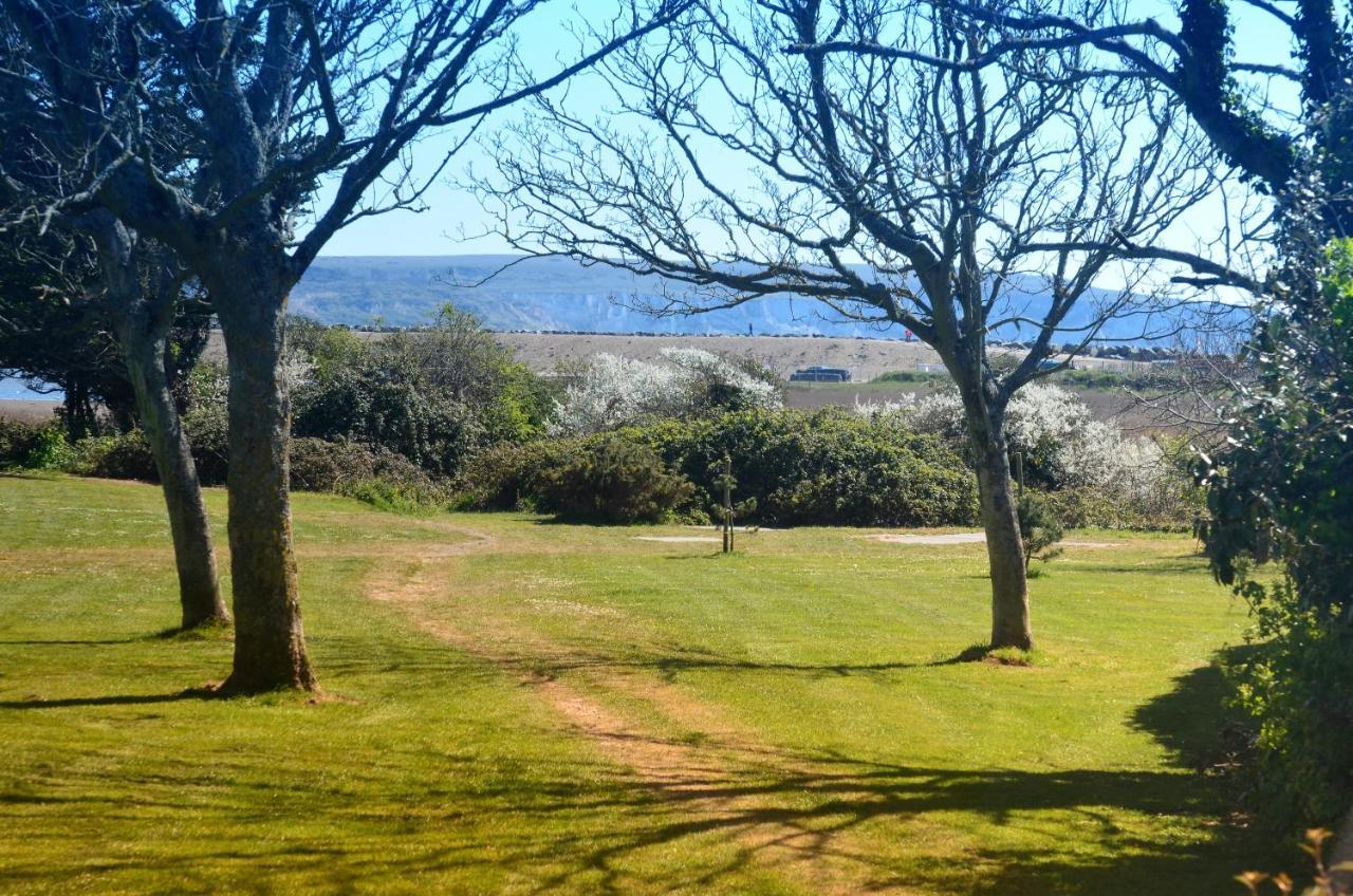 The Hideaway - Luxury Self Catering Coastal Apartment With Private Entrance & Key Box Entry Just A Few Minutes Walk To The Beach, Solent Way Walk, Shops And Many Eateries & Bars - Free Off Road Parking,Full Kitchen, Lounge,Bedroom , Bathroom & Wi-Fi Lymington Exterior foto