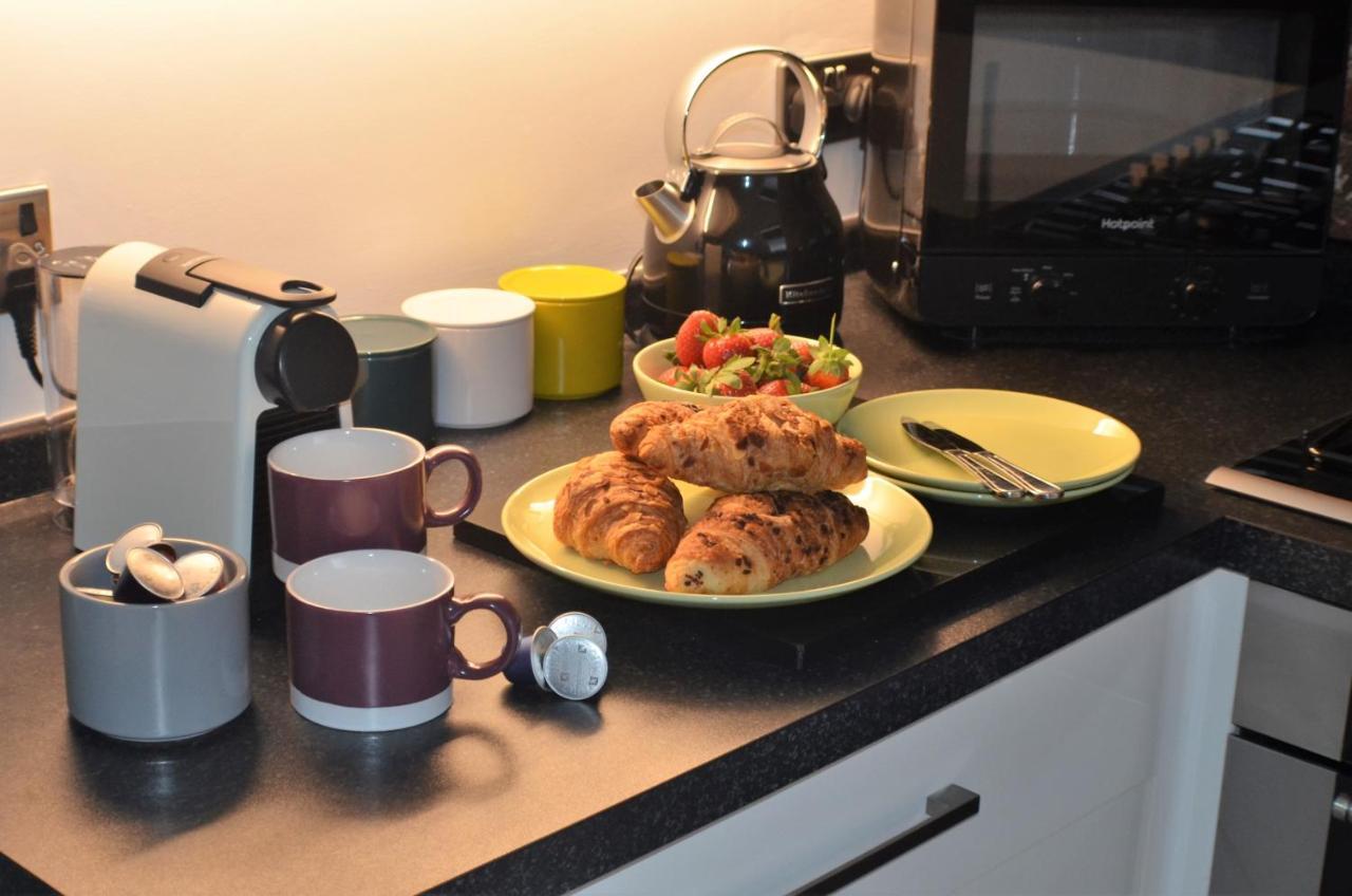 The Hideaway - Luxury Self Catering Coastal Apartment With Private Entrance & Key Box Entry Just A Few Minutes Walk To The Beach, Solent Way Walk, Shops And Many Eateries & Bars - Free Off Road Parking,Full Kitchen, Lounge,Bedroom , Bathroom & Wi-Fi Lymington Exterior foto