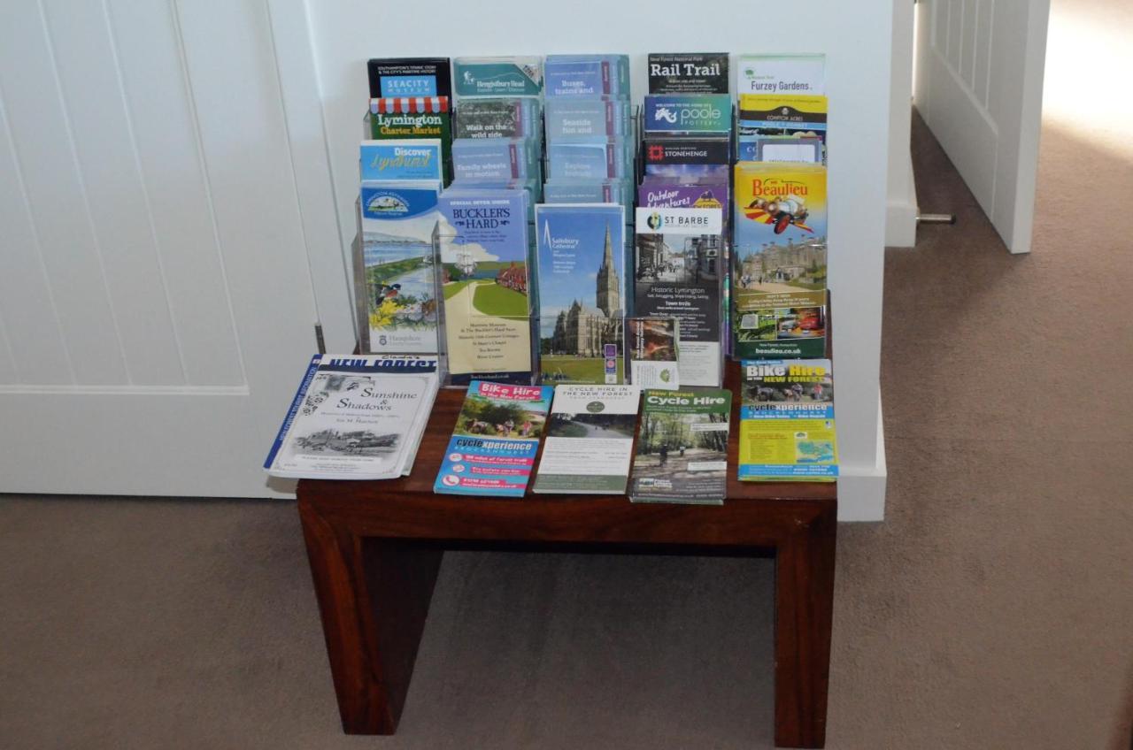 The Hideaway - Luxury Self Catering Coastal Apartment With Private Entrance & Key Box Entry Just A Few Minutes Walk To The Beach, Solent Way Walk, Shops And Many Eateries & Bars - Free Off Road Parking,Full Kitchen, Lounge,Bedroom , Bathroom & Wi-Fi Lymington Exterior foto