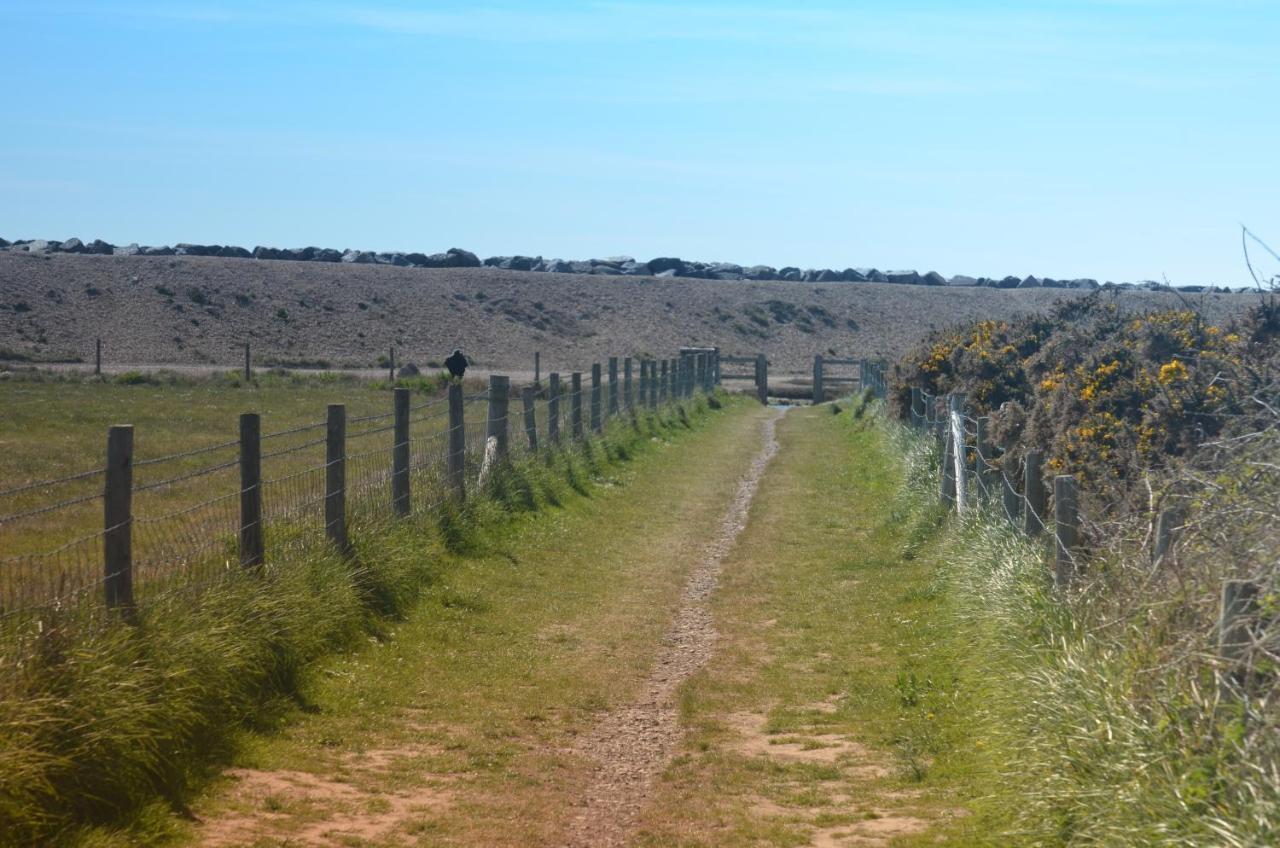 The Hideaway - Luxury Self Catering Coastal Apartment With Private Entrance & Key Box Entry Just A Few Minutes Walk To The Beach, Solent Way Walk, Shops And Many Eateries & Bars - Free Off Road Parking,Full Kitchen, Lounge,Bedroom , Bathroom & Wi-Fi Lymington Exterior foto