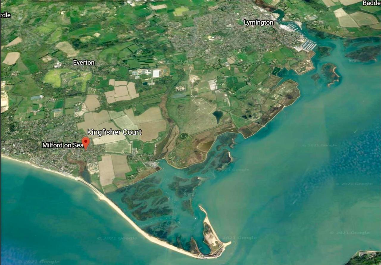 The Hideaway - Luxury Self Catering Coastal Apartment With Private Entrance & Key Box Entry Just A Few Minutes Walk To The Beach, Solent Way Walk, Shops And Many Eateries & Bars - Free Off Road Parking,Full Kitchen, Lounge,Bedroom , Bathroom & Wi-Fi Lymington Exterior foto