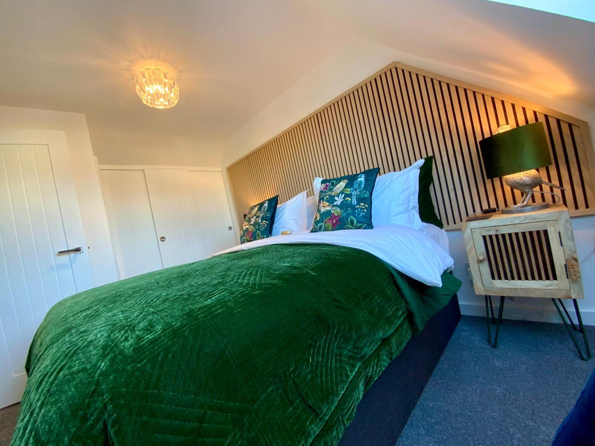 The Hideaway - Luxury Self Catering Coastal Apartment With Private Entrance & Key Box Entry Just A Few Minutes Walk To The Beach, Solent Way Walk, Shops And Many Eateries & Bars - Free Off Road Parking,Full Kitchen, Lounge,Bedroom , Bathroom & Wi-Fi Lymington Exterior foto