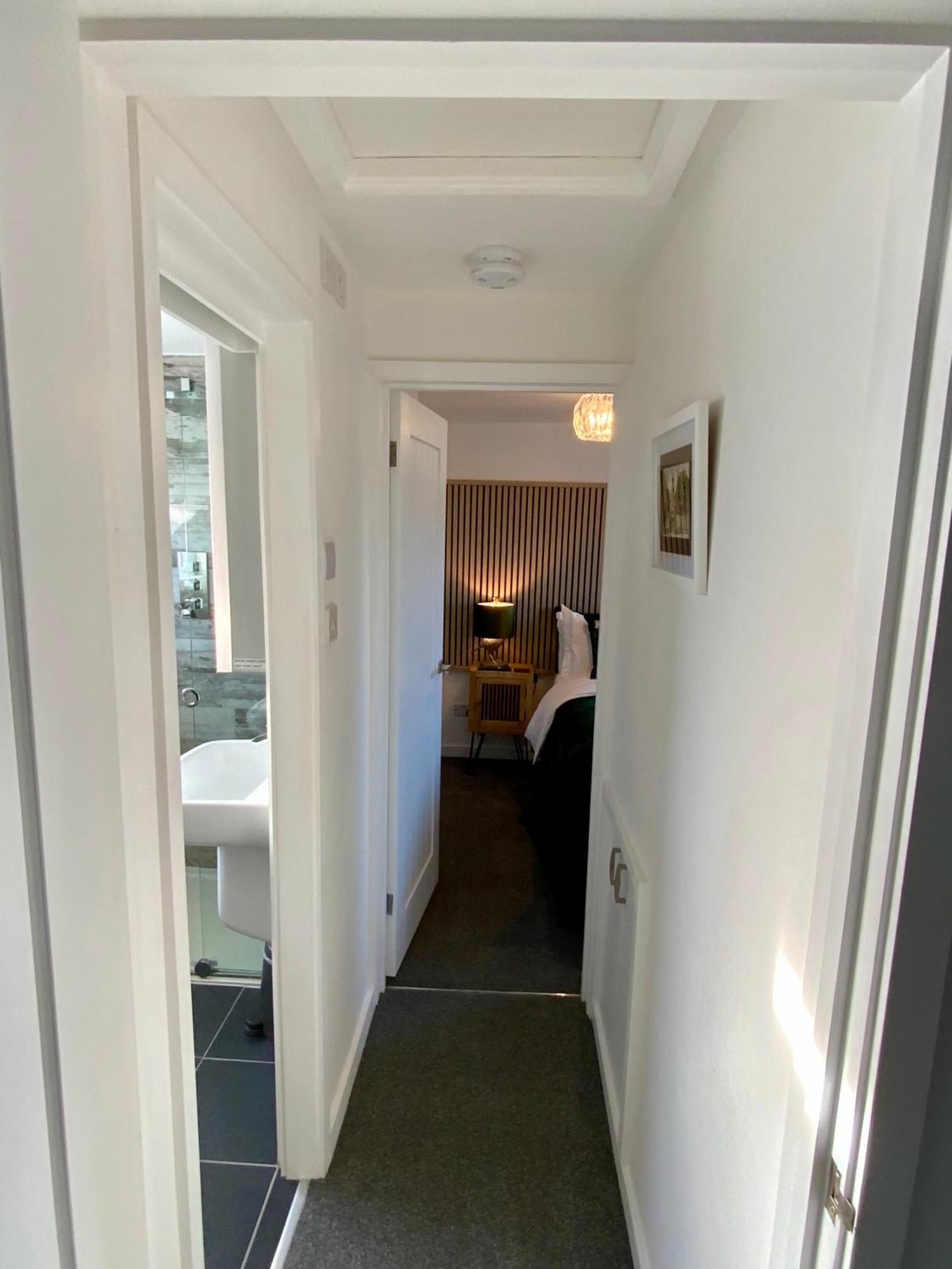 The Hideaway - Luxury Self Catering Coastal Apartment With Private Entrance & Key Box Entry Just A Few Minutes Walk To The Beach, Solent Way Walk, Shops And Many Eateries & Bars - Free Off Road Parking,Full Kitchen, Lounge,Bedroom , Bathroom & Wi-Fi Lymington Exterior foto