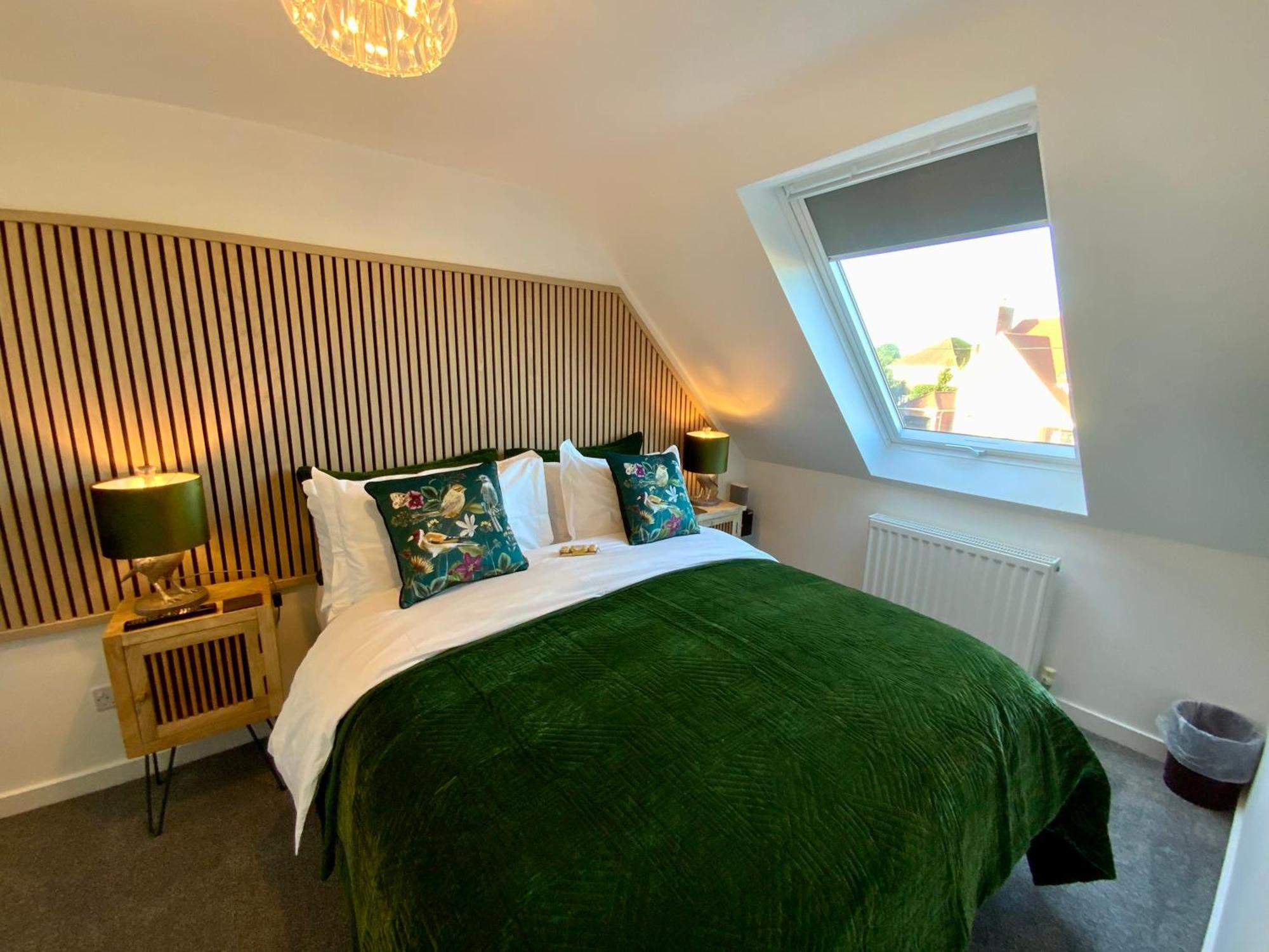 The Hideaway - Luxury Self Catering Coastal Apartment With Private Entrance & Key Box Entry Just A Few Minutes Walk To The Beach, Solent Way Walk, Shops And Many Eateries & Bars - Free Off Road Parking,Full Kitchen, Lounge,Bedroom , Bathroom & Wi-Fi Lymington Exterior foto