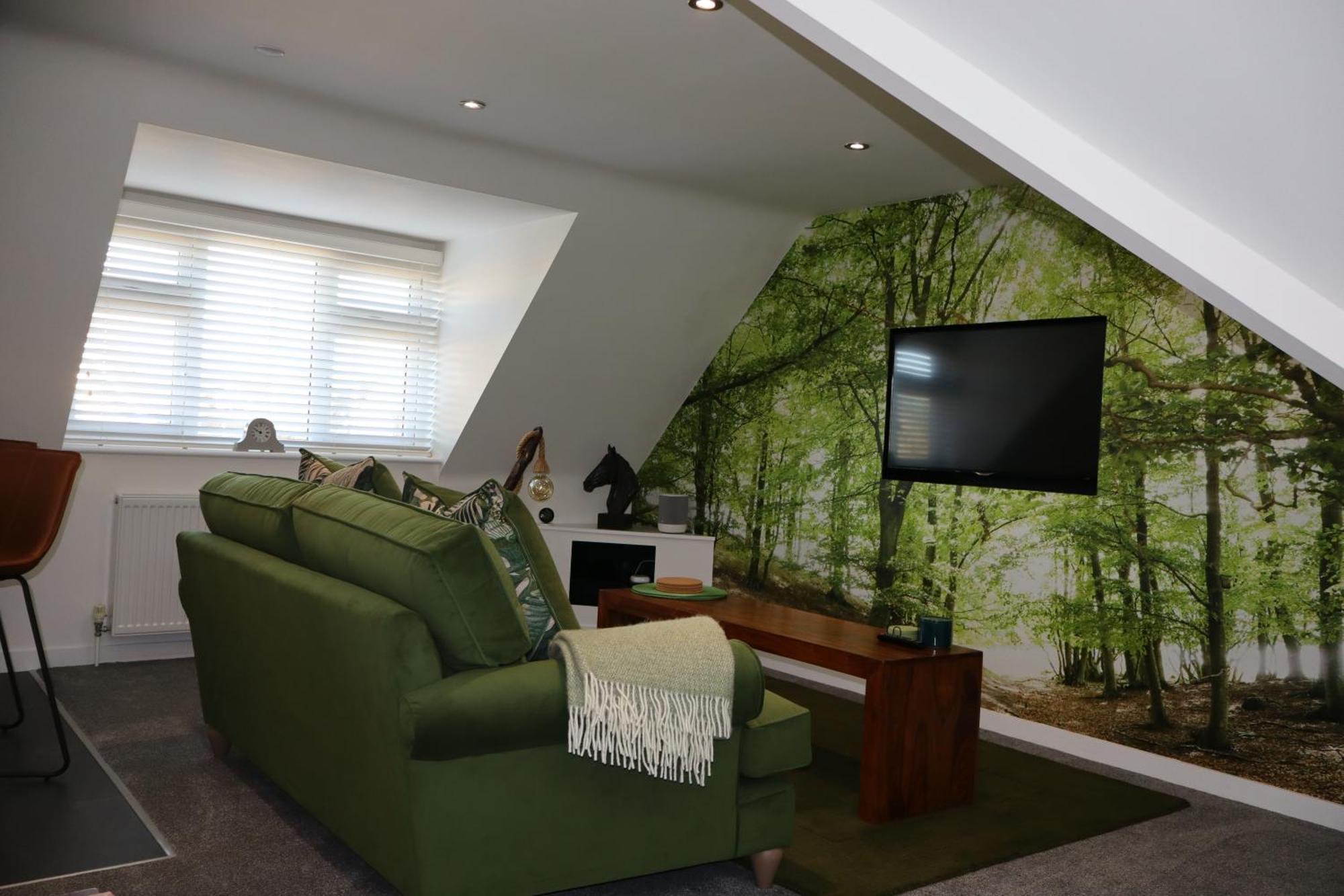 The Hideaway - Luxury Self Catering Coastal Apartment With Private Entrance & Key Box Entry Just A Few Minutes Walk To The Beach, Solent Way Walk, Shops And Many Eateries & Bars - Free Off Road Parking,Full Kitchen, Lounge,Bedroom , Bathroom & Wi-Fi Lymington Exterior foto
