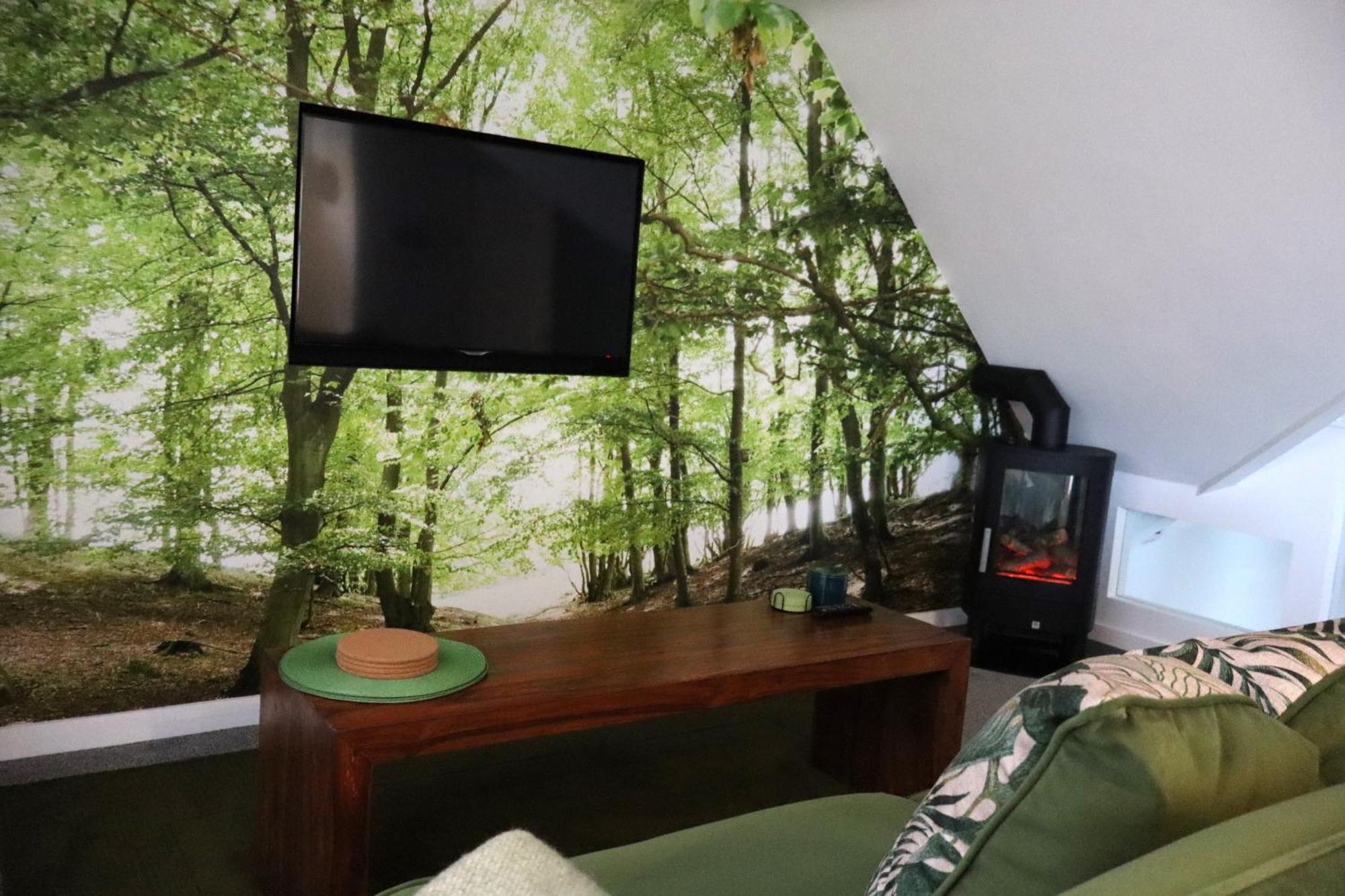 The Hideaway - Luxury Self Catering Coastal Apartment With Private Entrance & Key Box Entry Just A Few Minutes Walk To The Beach, Solent Way Walk, Shops And Many Eateries & Bars - Free Off Road Parking,Full Kitchen, Lounge,Bedroom , Bathroom & Wi-Fi Lymington Exterior foto