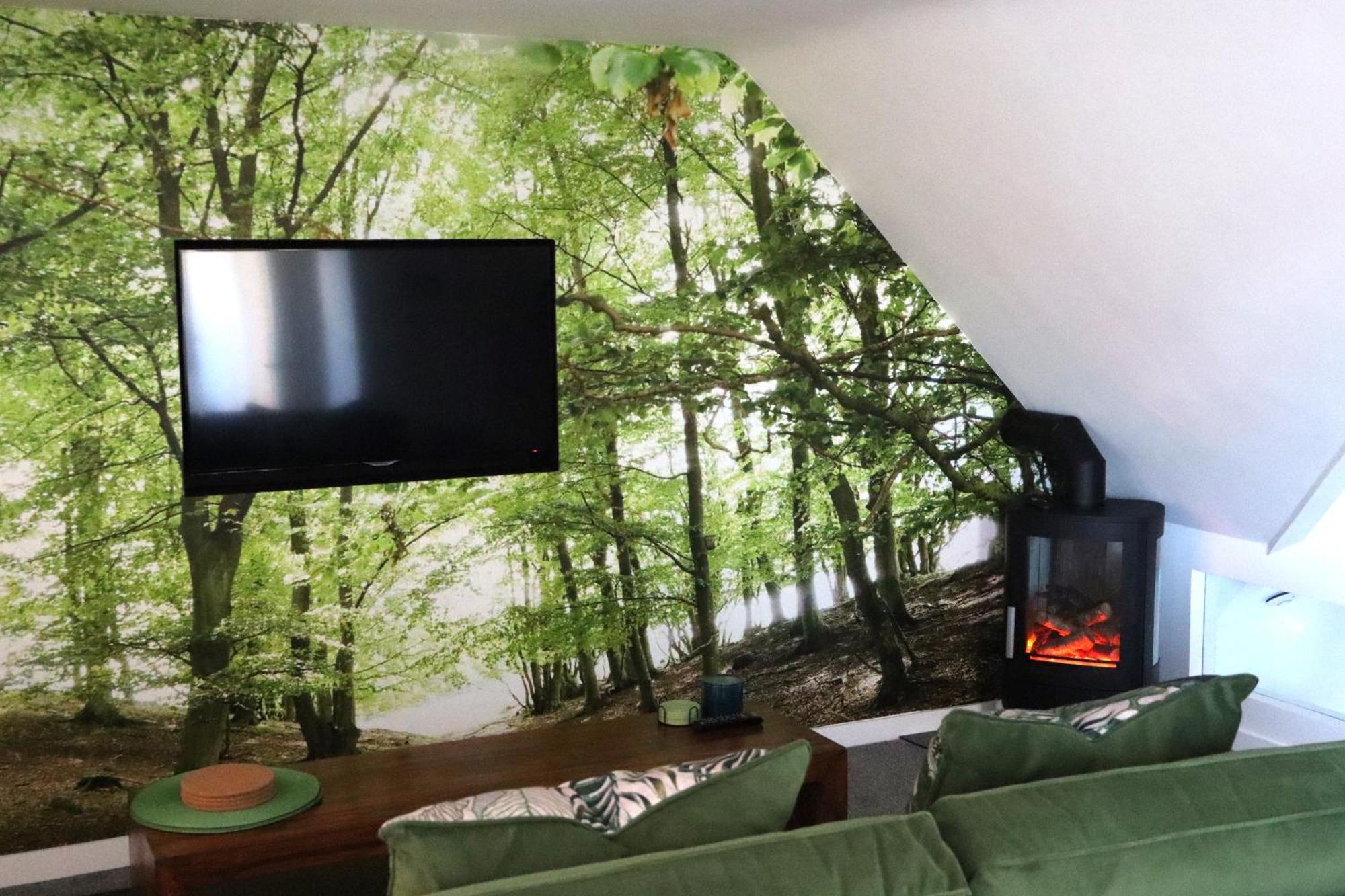 The Hideaway - Luxury Self Catering Coastal Apartment With Private Entrance & Key Box Entry Just A Few Minutes Walk To The Beach, Solent Way Walk, Shops And Many Eateries & Bars - Free Off Road Parking,Full Kitchen, Lounge,Bedroom , Bathroom & Wi-Fi Lymington Exterior foto