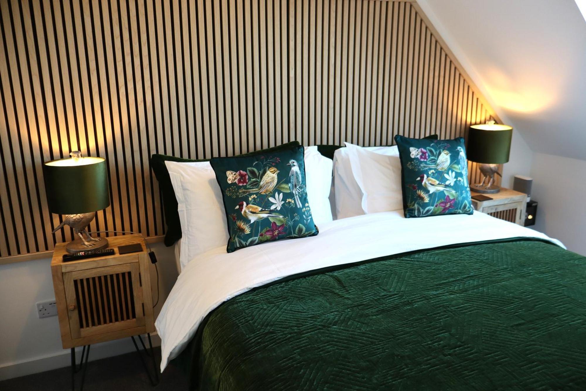 The Hideaway - Luxury Self Catering Coastal Apartment With Private Entrance & Key Box Entry Just A Few Minutes Walk To The Beach, Solent Way Walk, Shops And Many Eateries & Bars - Free Off Road Parking,Full Kitchen, Lounge,Bedroom , Bathroom & Wi-Fi Lymington Exterior foto